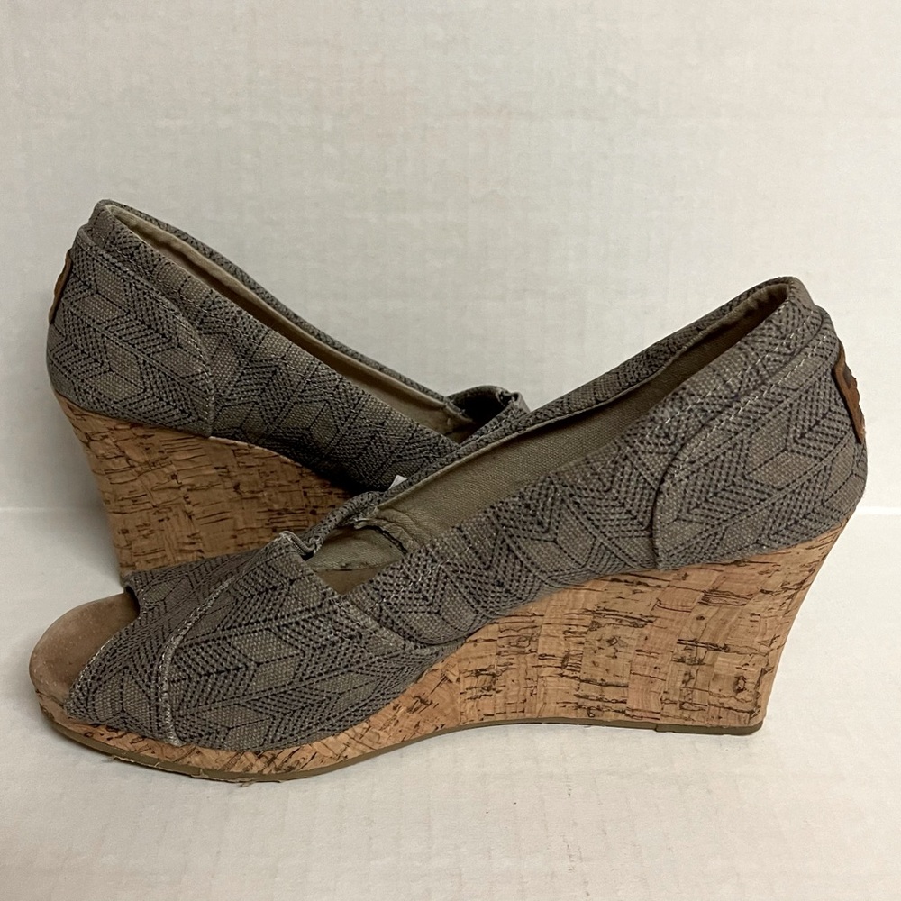 Toms woven peep toe wedges Shashiko print size 8.5